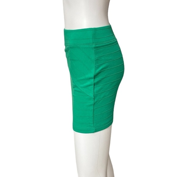Basic House Bodycon Green Skirt
New - Picture 5 of 9